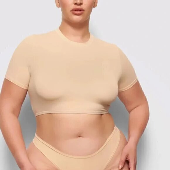 SKIMS Fits Everybody Super Cropped Tee Shirt in Sand Size 2X NWT - Picture 1 of 6